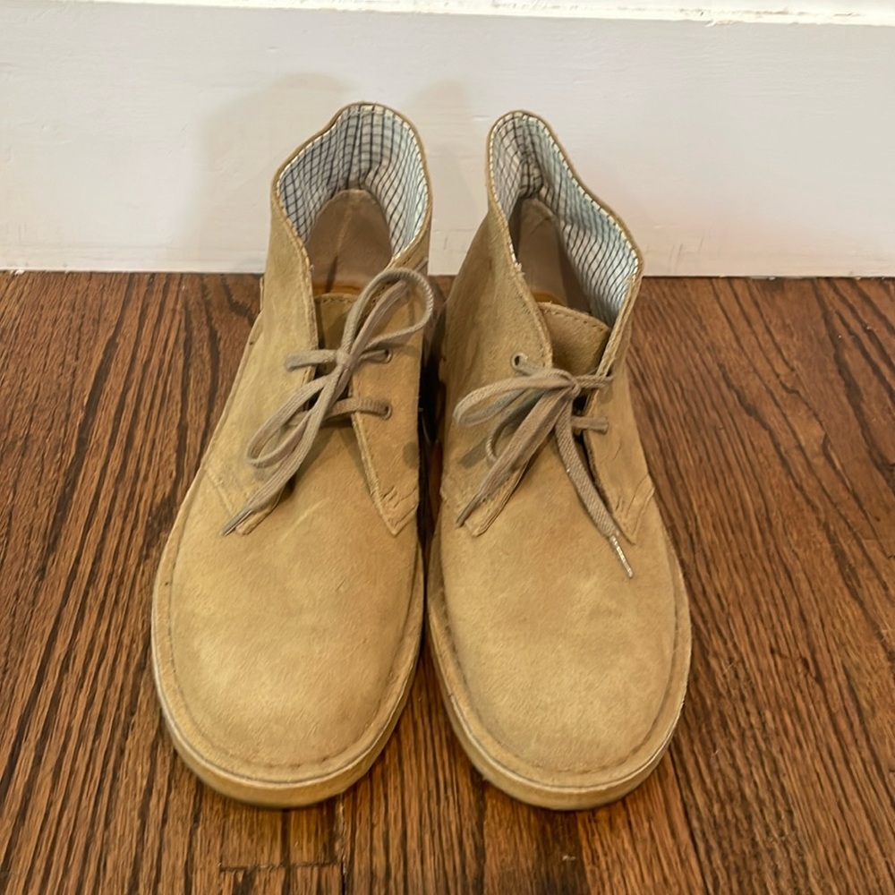 Clark’s women sand suede Desert boot - size 8 1/2